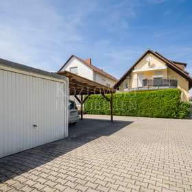 Garage mit Stellplatz