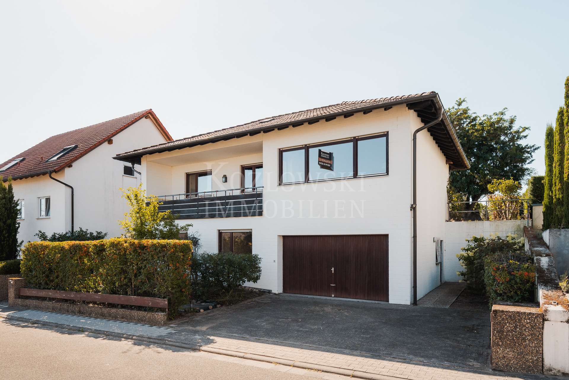 Garage mit Stellplätzen