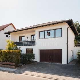 Garage mit Stellplätzen