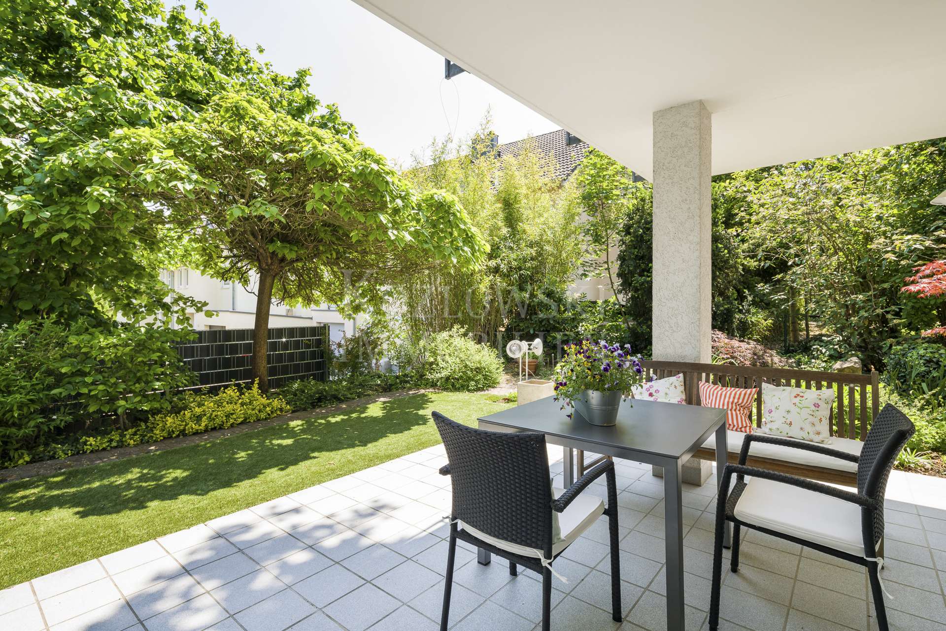 Terrasse mit Privatgarten