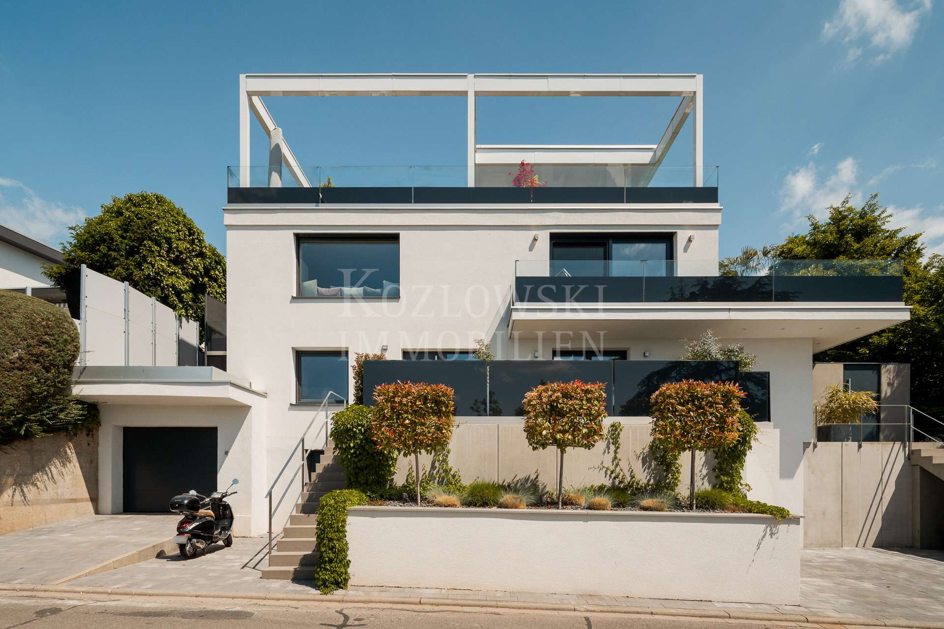 Garage mit Stellplätzen