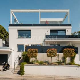 Garage mit Stellplätzen