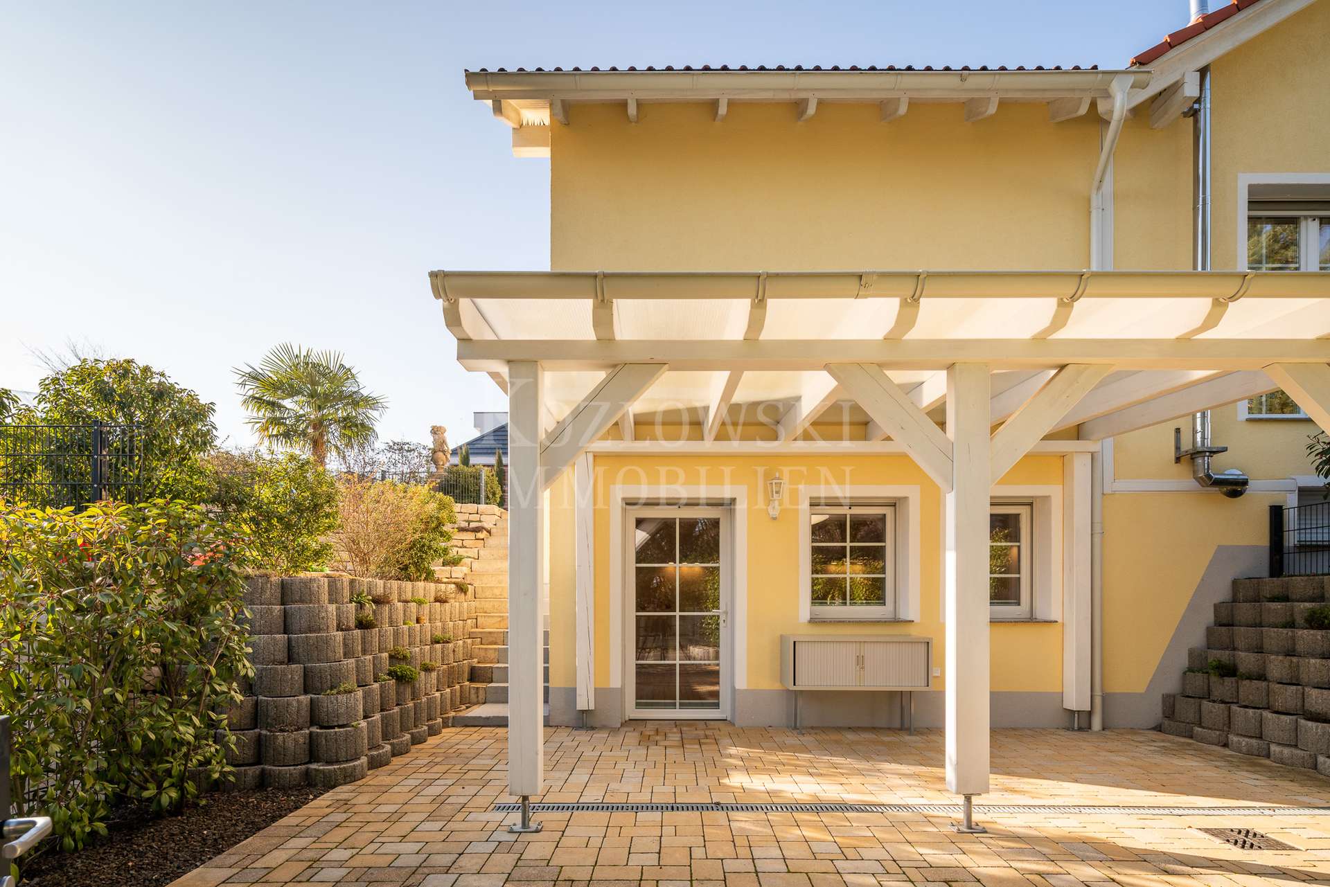mit Terrasse