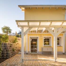 mit Terrasse