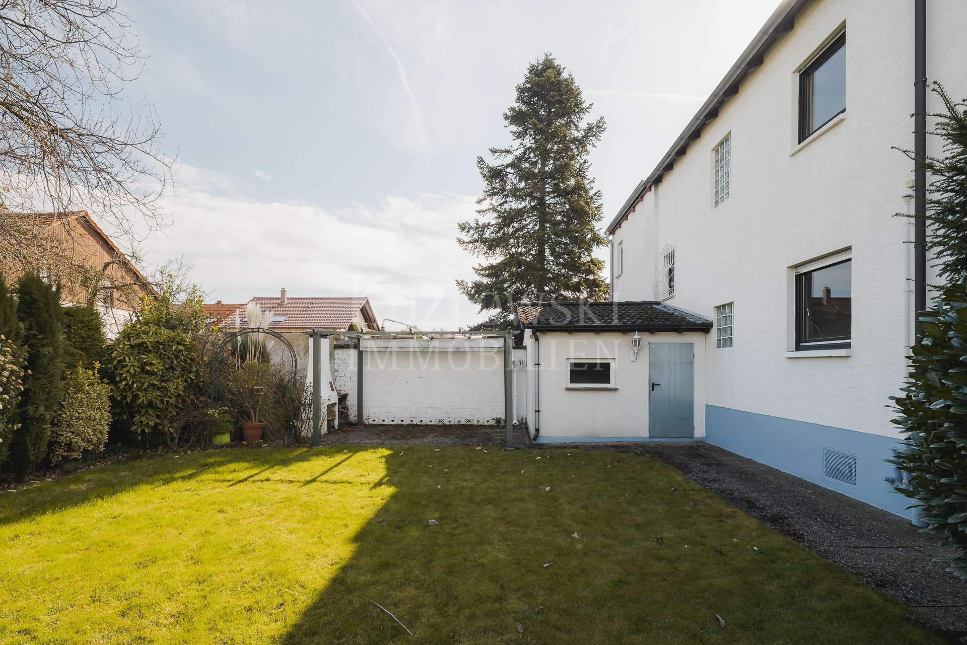 Terrasse mit Gartenhaus
