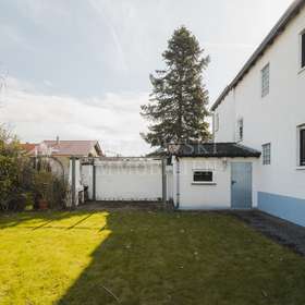 Terrasse mit Gartenhaus