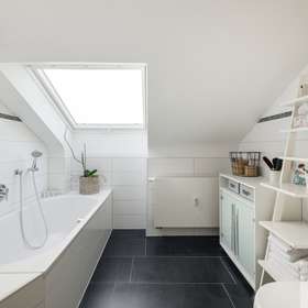 schickes Bad mit Wanne