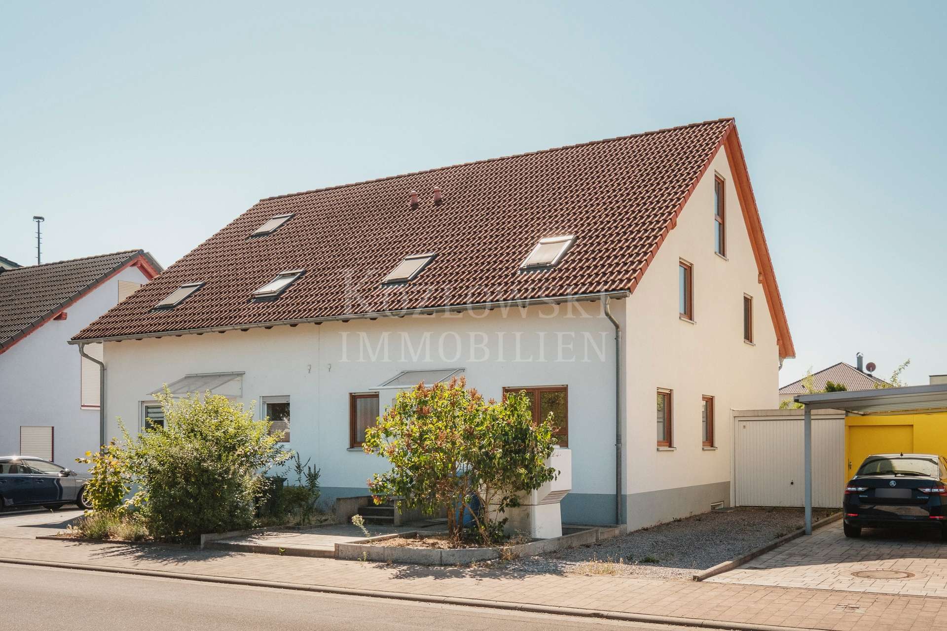 Garage mit Stellplatz
