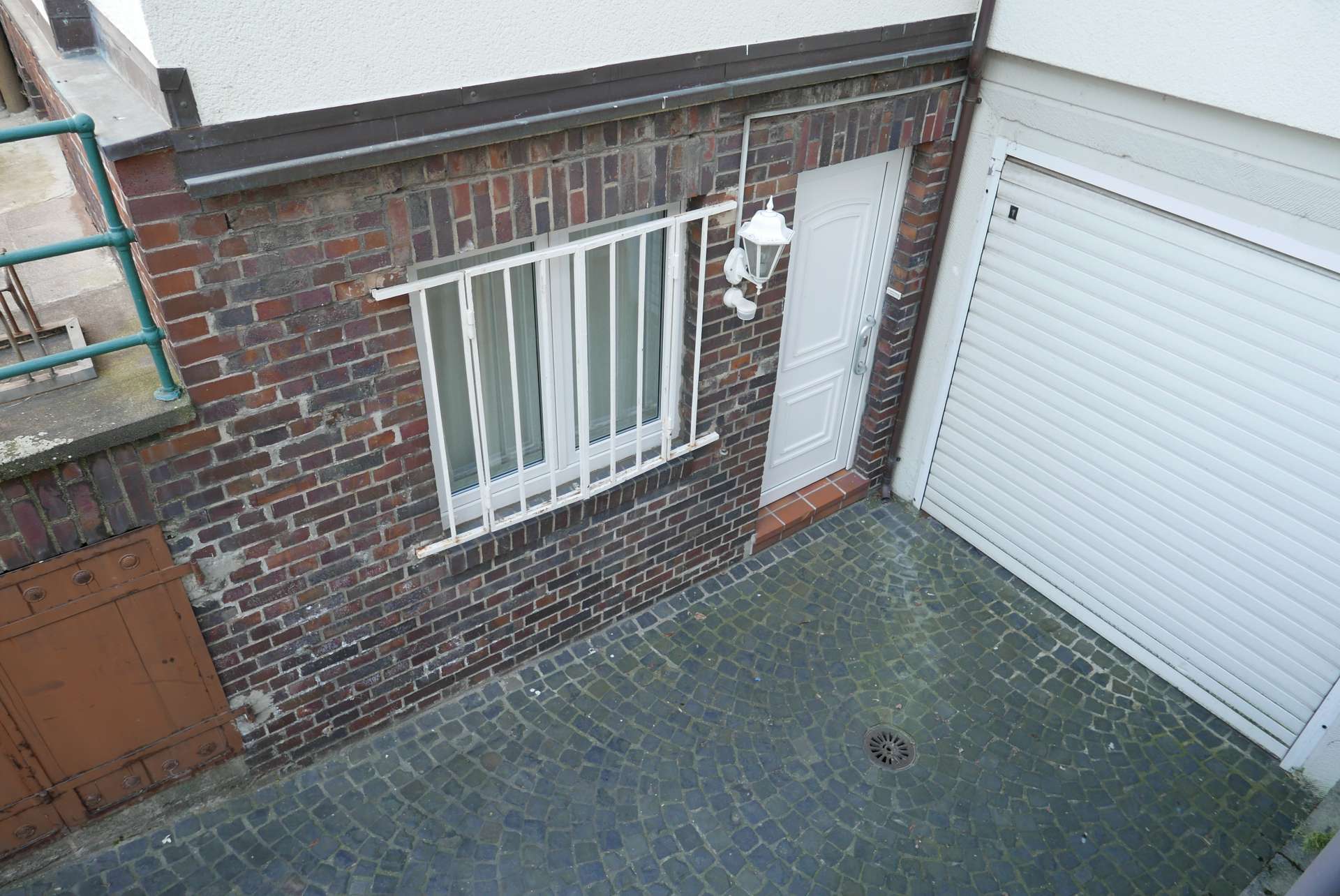 Eingang Souterrain und Garage