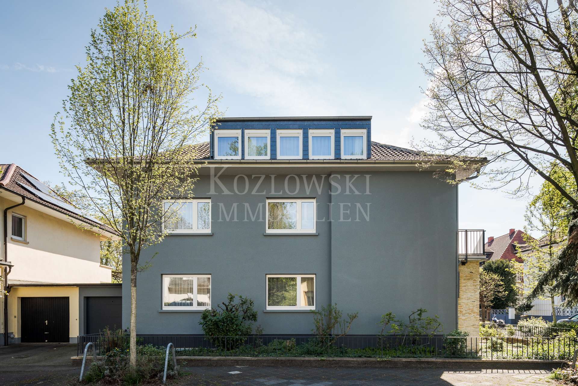Garage mit Stellplatz