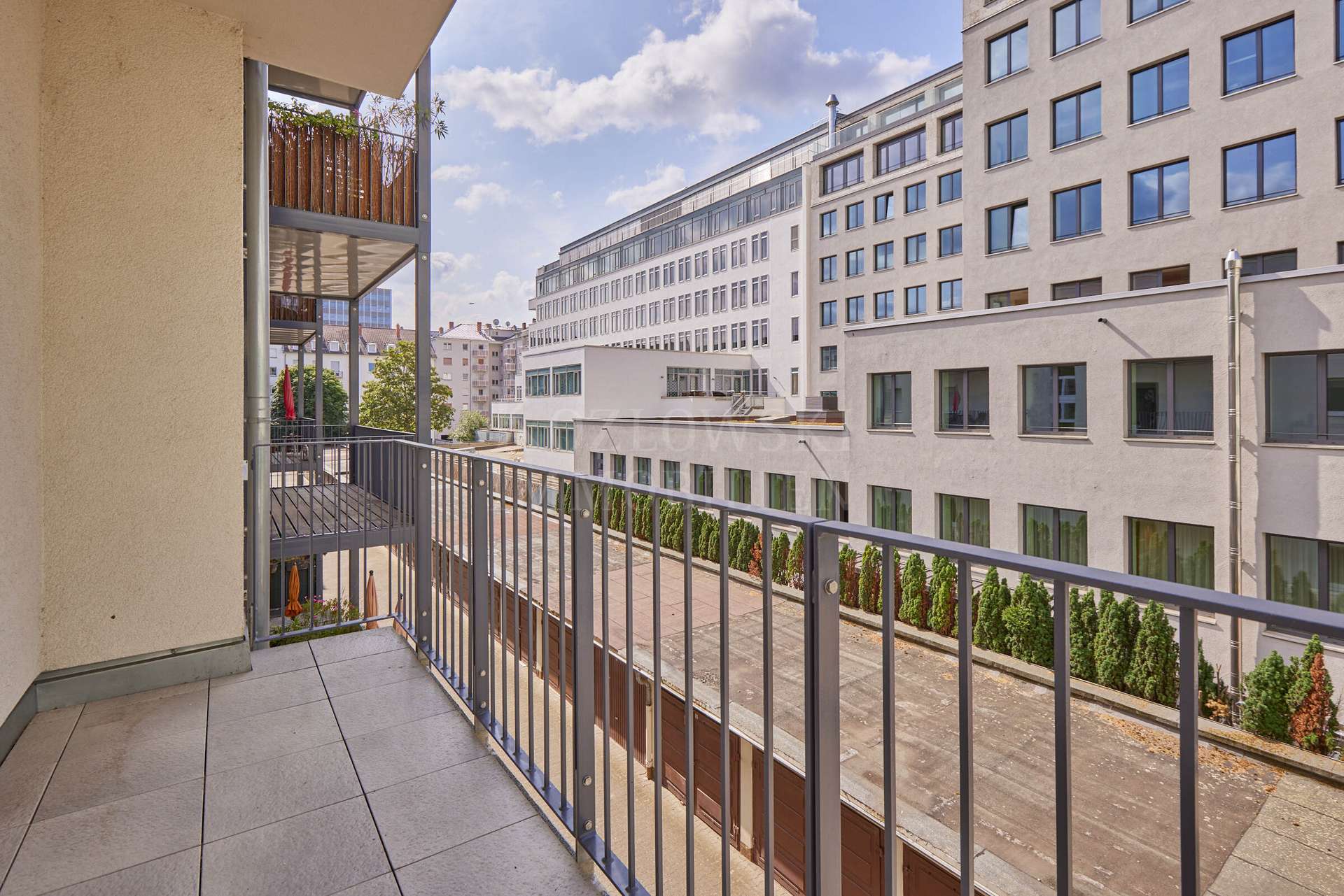 mit Balkon III 