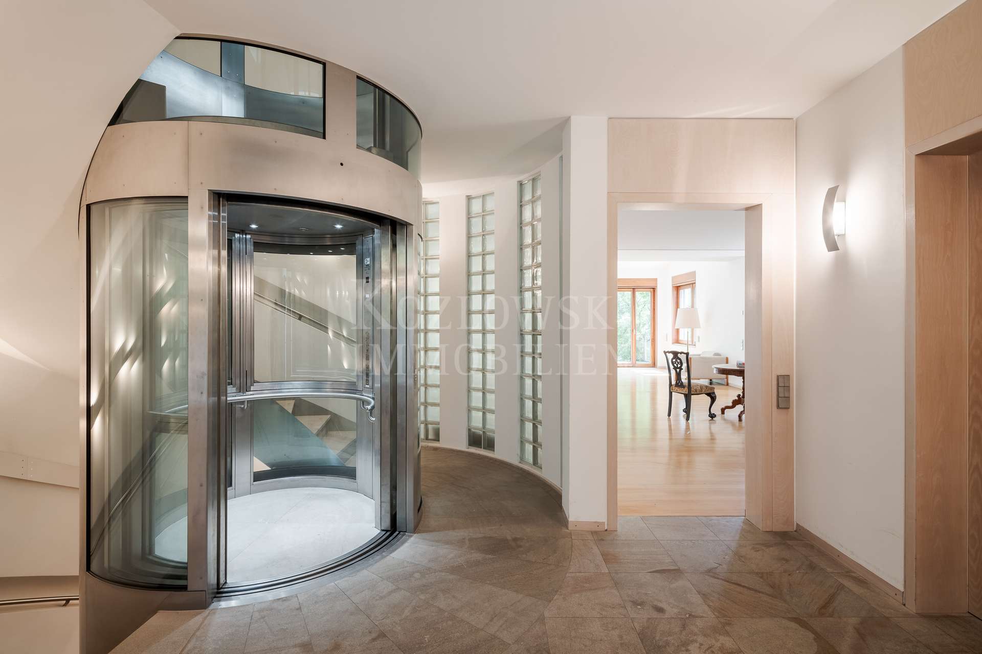 Foyer mit Design-Lift