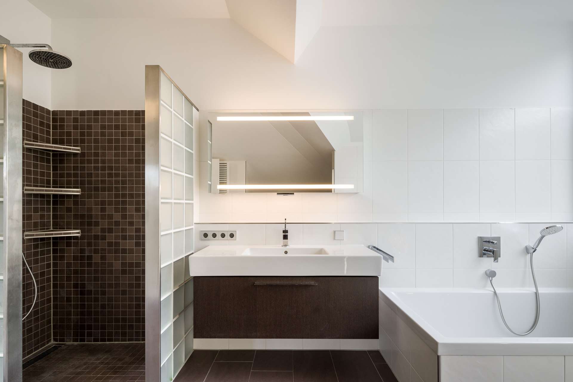 Dusche und Wanne