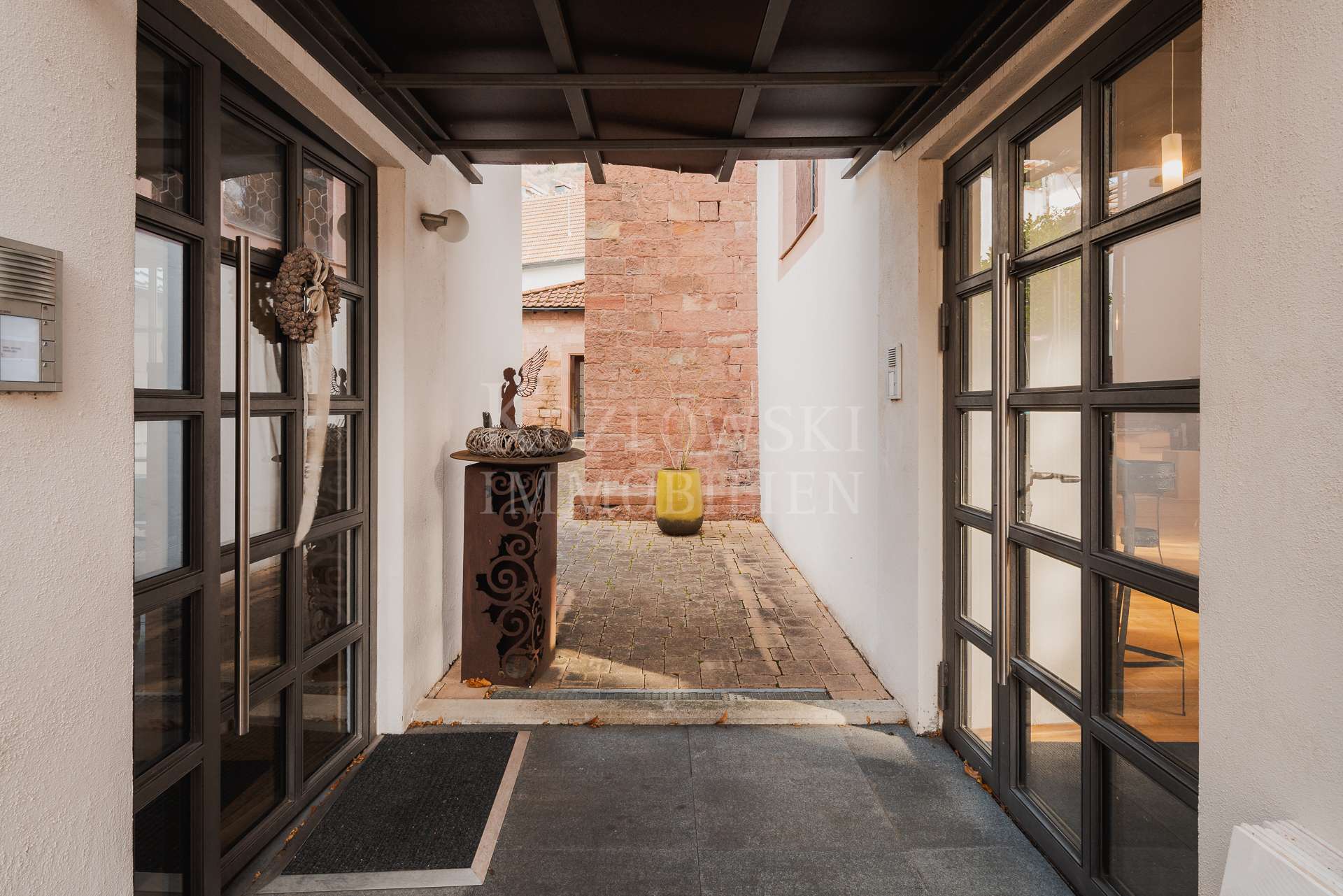 Eingang Kirche und Pfarrhaus