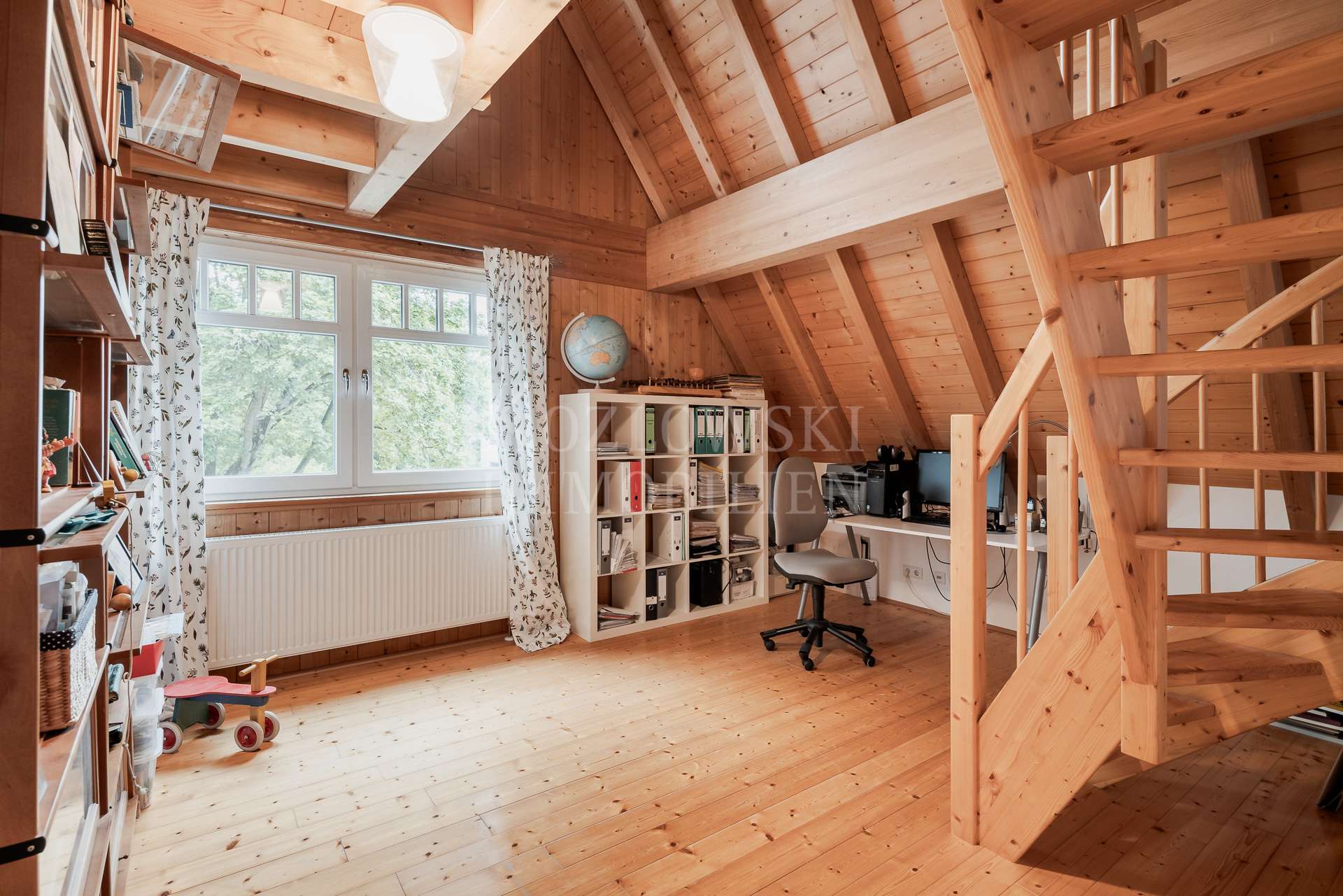 Zimmer II mit Aufgang Galerie
