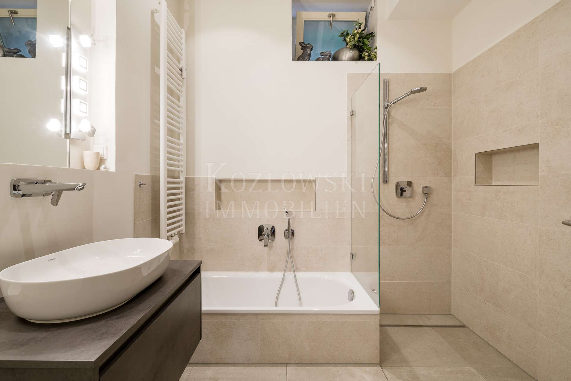 mit Wanne und Dusche