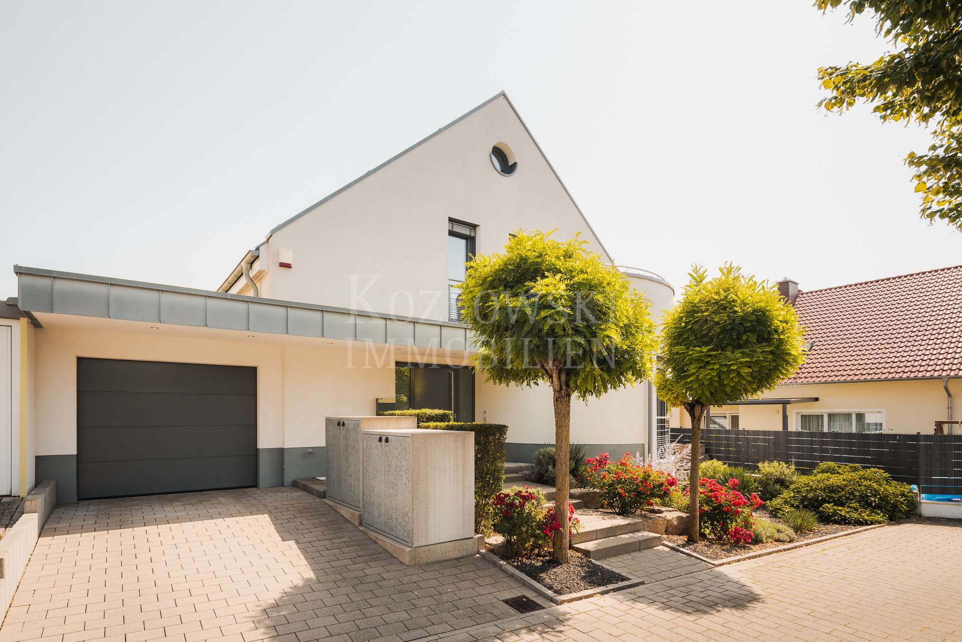 Doppelgarage mit Stellplatz