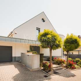 Doppelgarage mit Stellplatz