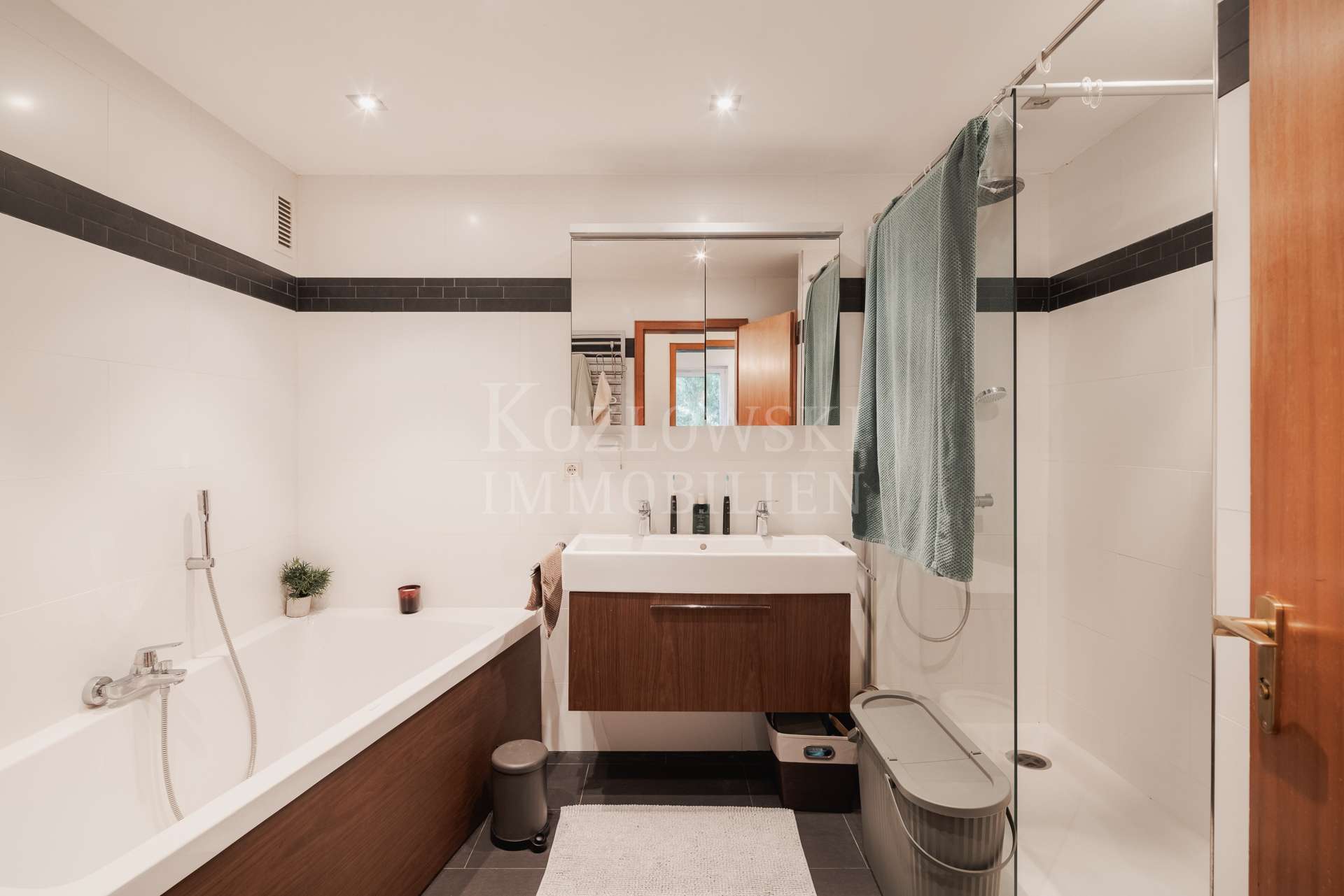 Bad mit Wanne & Dusche