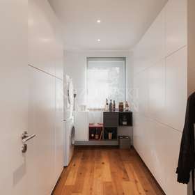 HWR & Garderobe mit Fenster