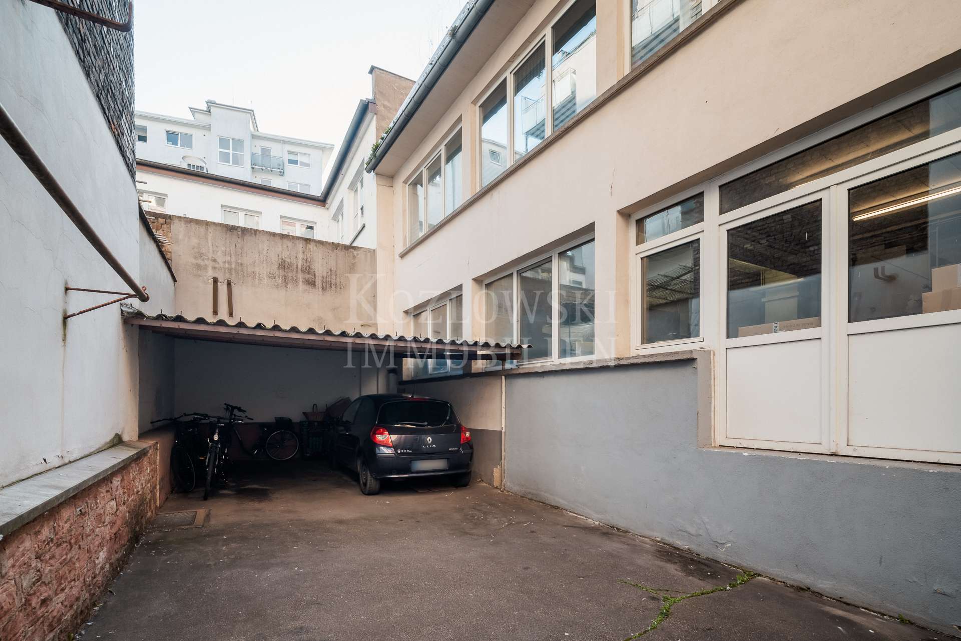 Rückgebäude mit Carport