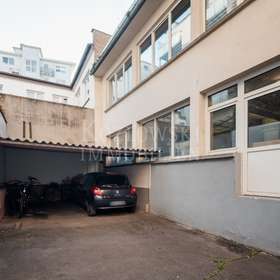 Rückgebäude mit Carport