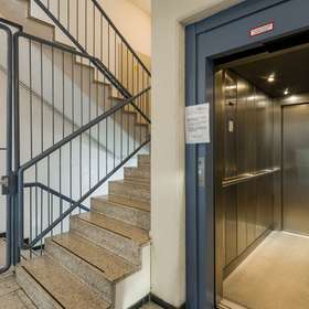 Treppenhaus mit Aufzug