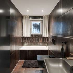 Design-Bad mit Dusche