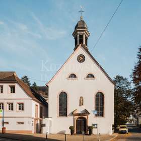 Kirche mit Pfarrhaus