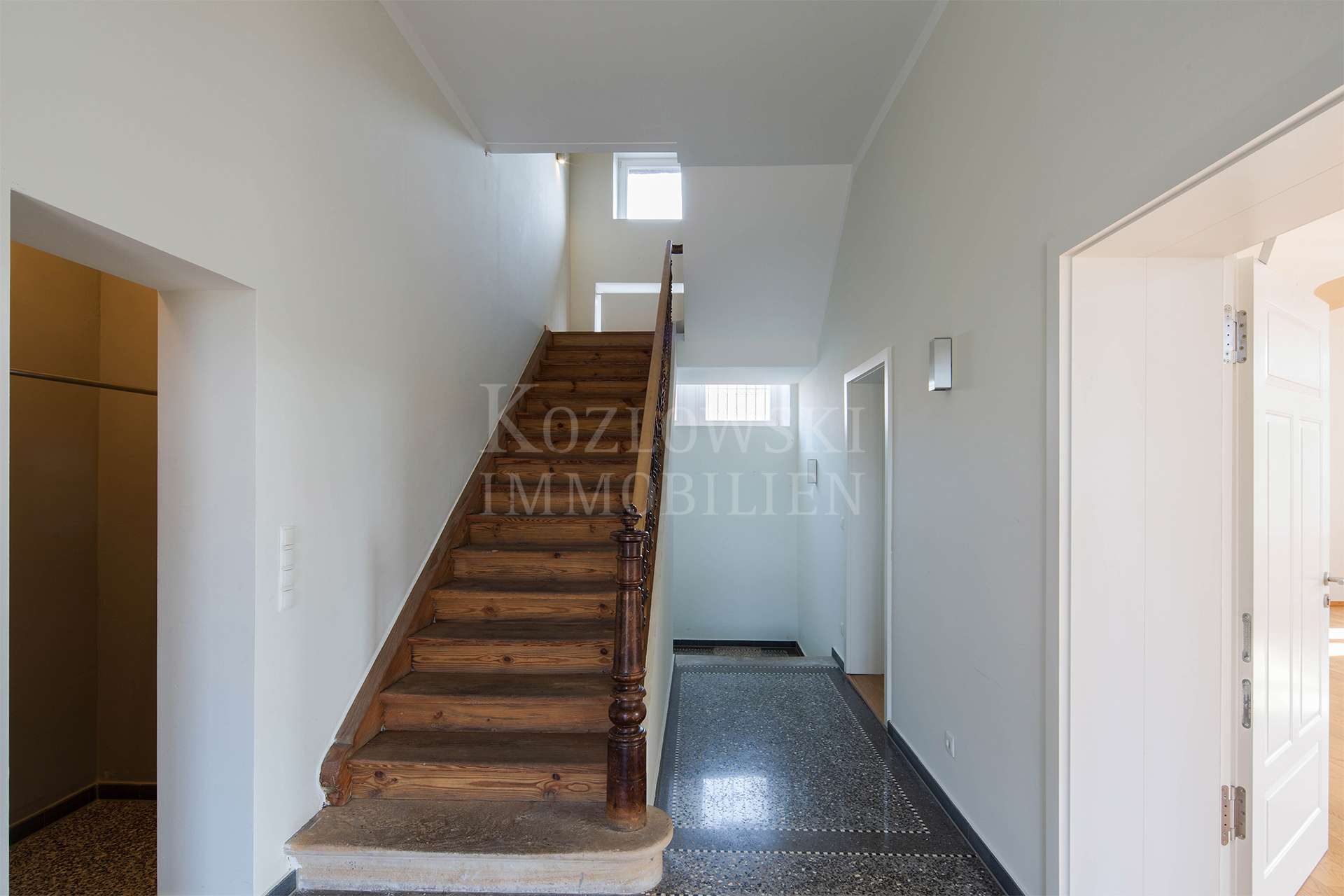 Treppe ins Obergeschoss