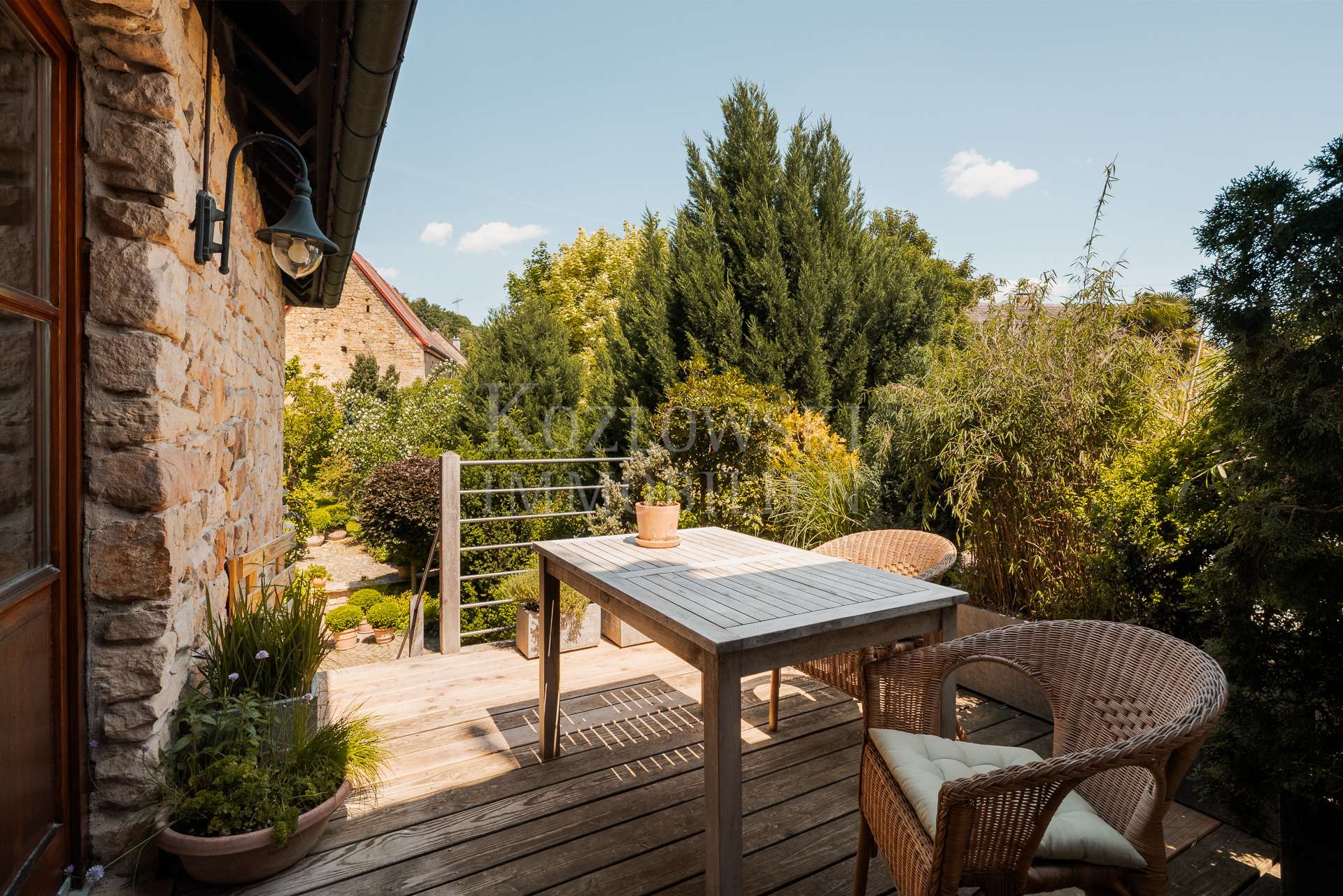 mit Terrasse