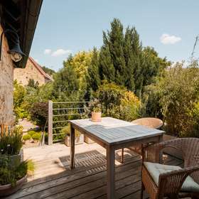 mit Terrasse