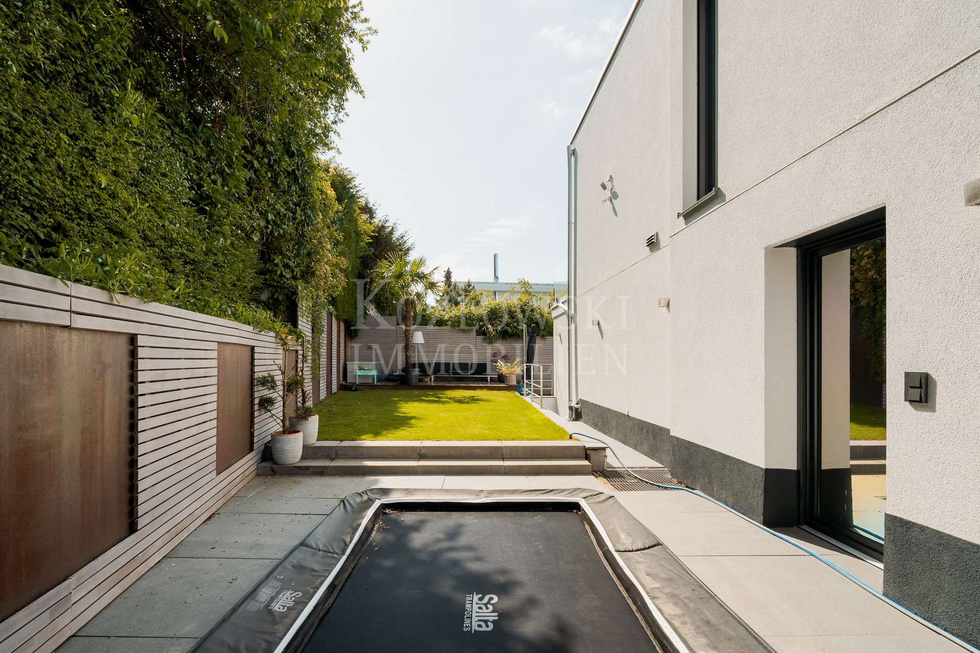 Garten mit Trampolin