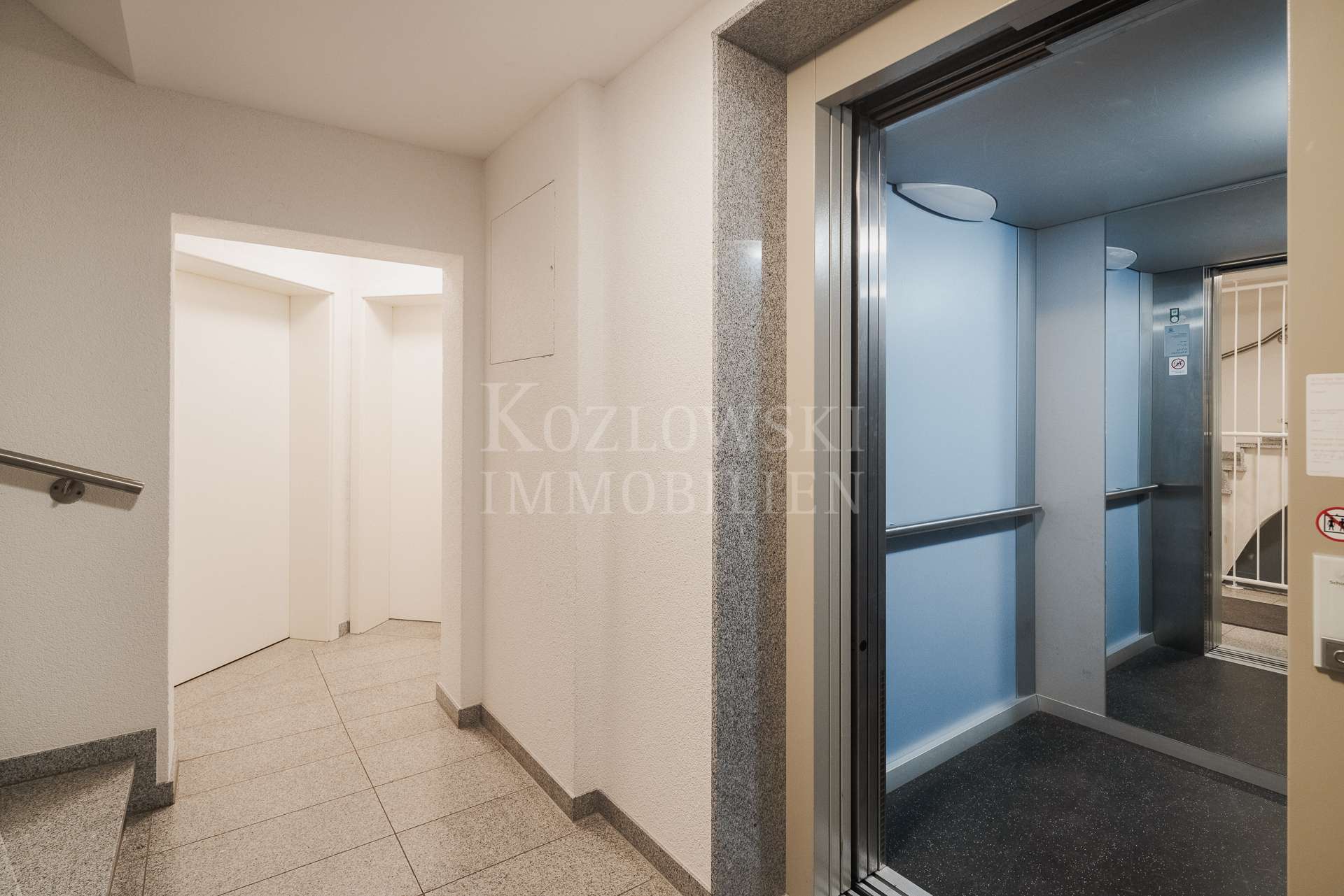 Treppenhaus mit Lift