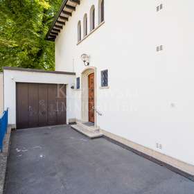 Garage mit Stellplatz