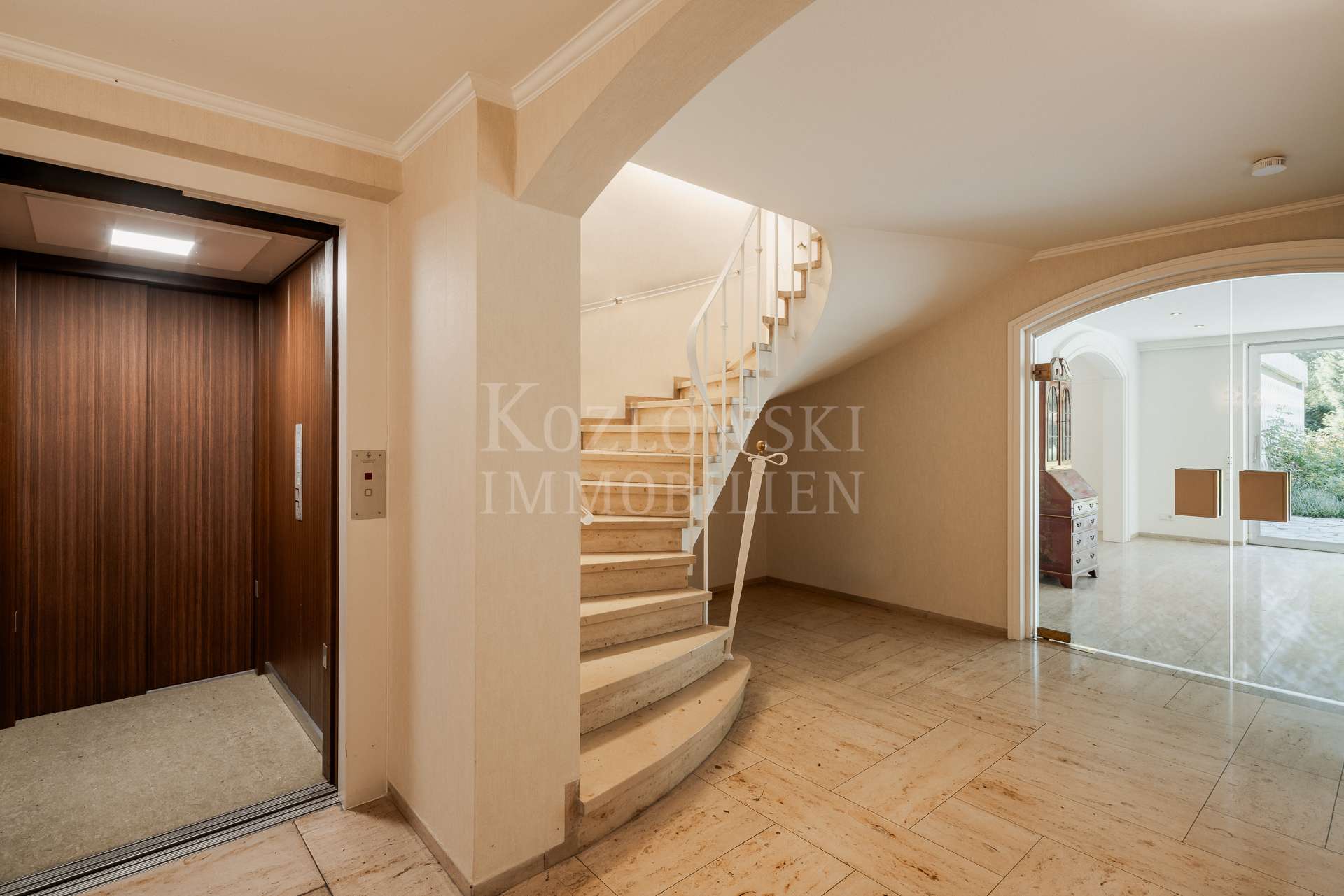 Treppenhaus mit Lift
