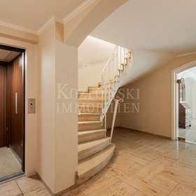 Treppenhaus mit Lift