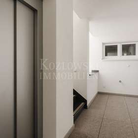 Treppenhaus mit Lift
