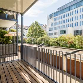 mit Balkon