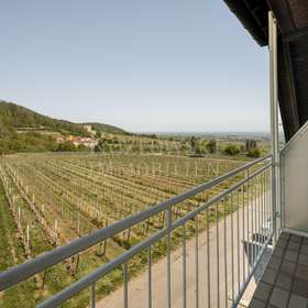 mit Balkon