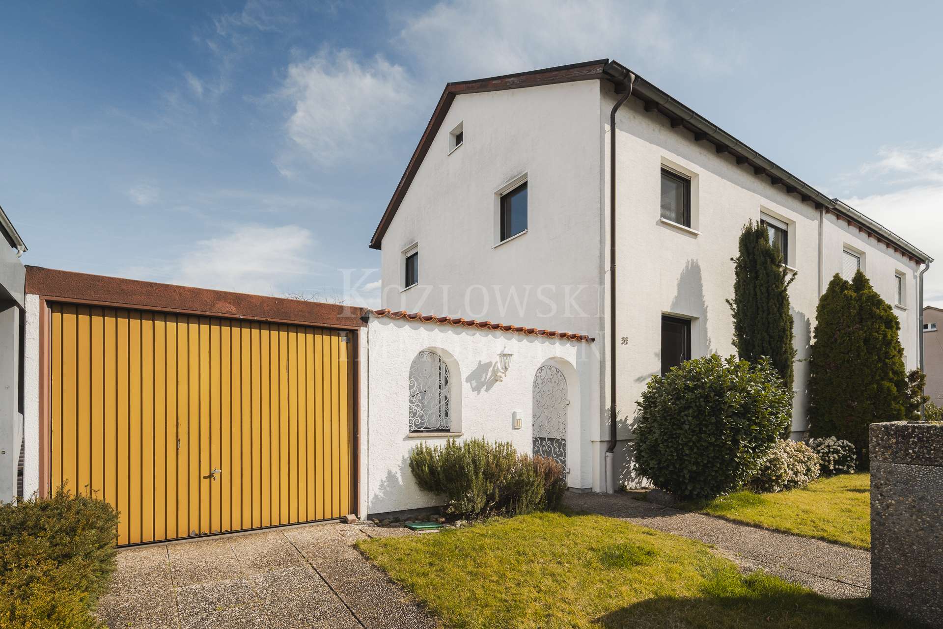 Garage mit Stellplatz