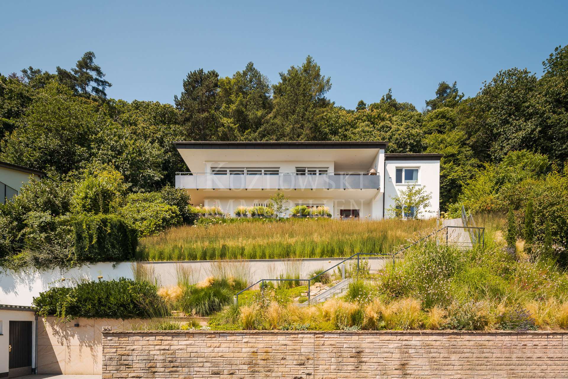 Panorama-Villa - Straßenansicht