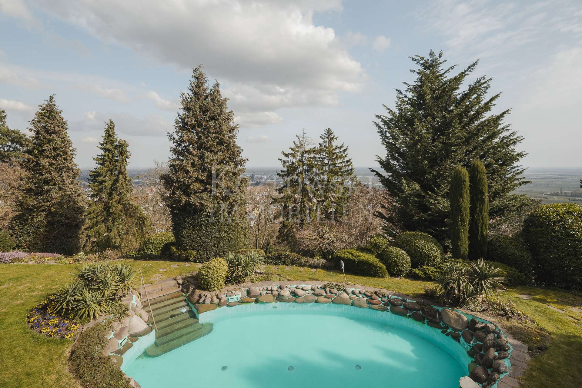 Blick auf Pool & Garten