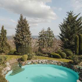 Blick auf Pool & Garten