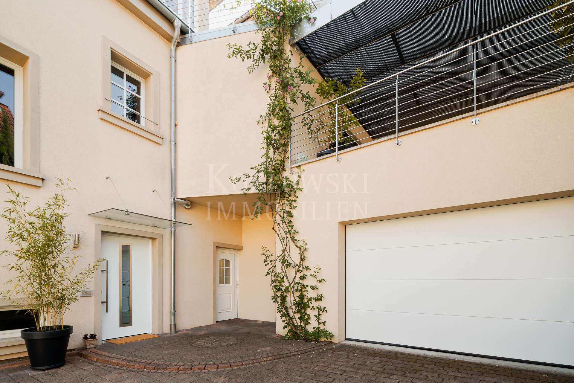 Innenhof mit Garage
