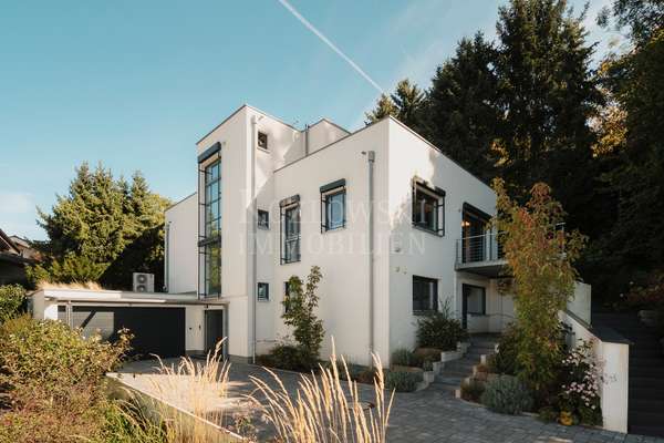 thumbnail von Klare Linien. Große Perspektiven – Bauhausvilla in privilegierter Aussichtslage!