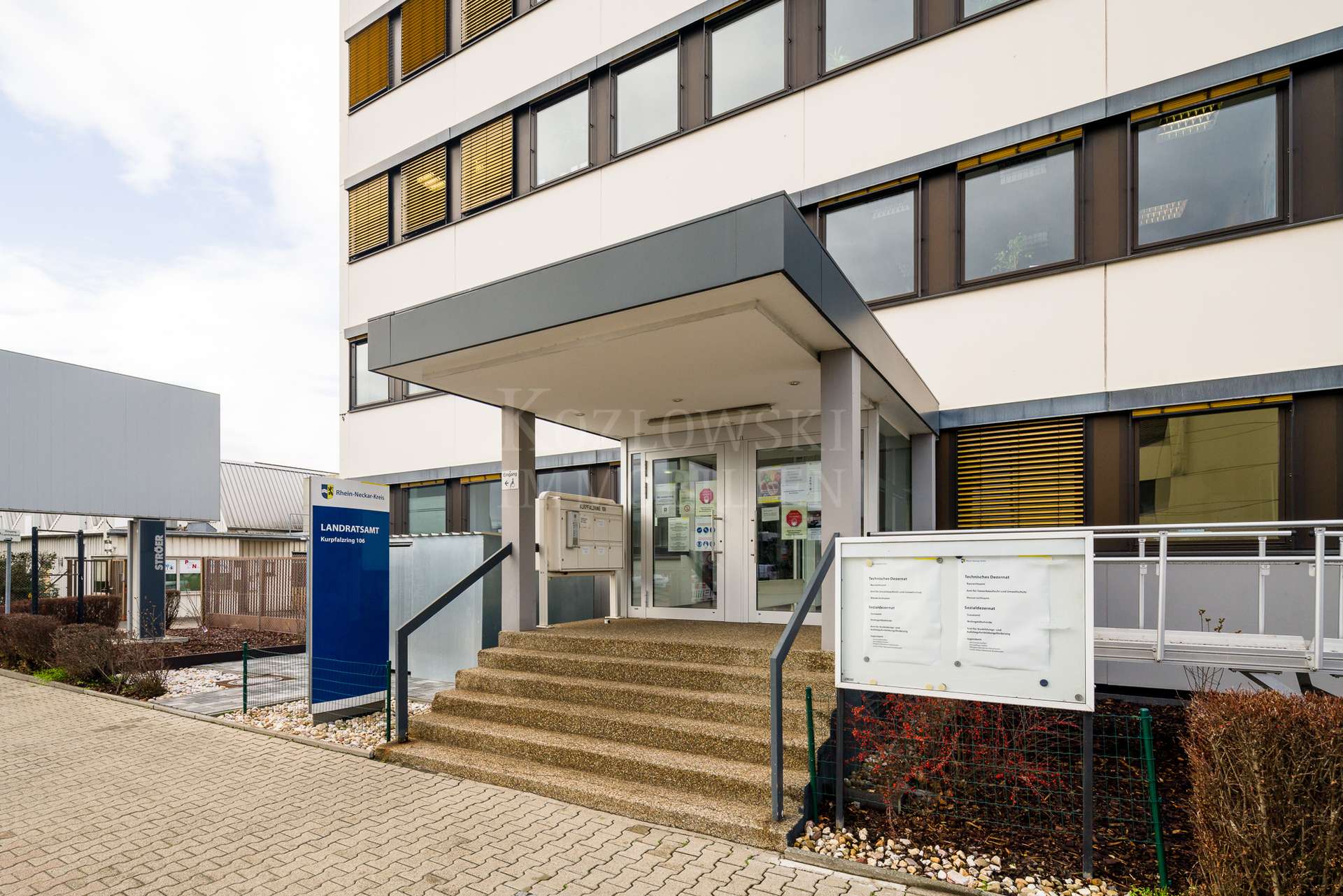 Bürogebäude - Haupteingang