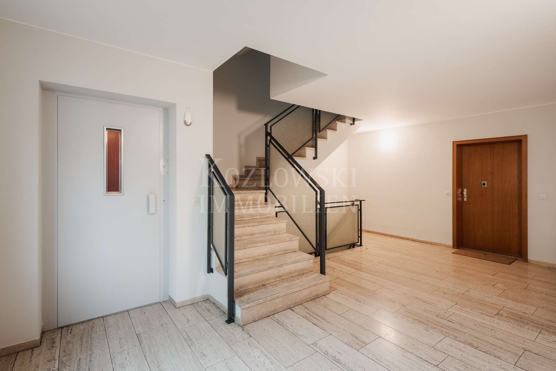 Treppenhaus mit Lift