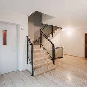 Treppenhaus mit Lift