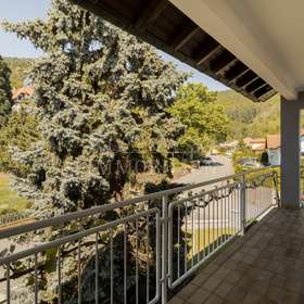 mit Balkon